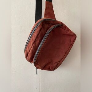BAGGU Fanny pack in chestnut